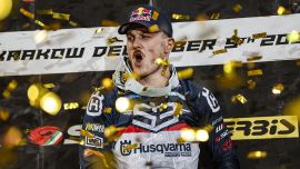 Nach seinem dominanten Sieg in der ersten Runde in Frankreich hat Husqvarna Factory Racing-Star Billy Bolt eine weitere herausragende SuperEnduro-Leistung gezeigt. 