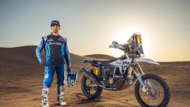 Der Weltmeister Luciano Benavides von Husqvarna Factory Racing ist bereit für die Rallye Dakar 2024, die am 5. Januar in Saudi-Arabien beginnt. 