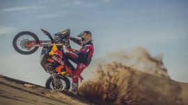 Kevin Benavides und Toby Price von Red Bull KTM Factory Racing konzentrieren sich voll und ganz auf den bevorstehenden Start der Rallye Dakar 2024, die am 5. Januar in Saudi-Arabien beginnt.
