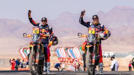 Kevin Benavides und Toby Price von Red Bull KTM Factory Racing haben beide einen starken Start in ihre Saison 2024 bei der Rallye Dakar hingelegt.