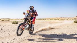Kevin Benavides von Red Bull KTM Factory Racing hat am vierten Tag der Rallye Dakar 2024 eine hervorragende Leistung gezeigt und die Etappe auf dem dritten Platz beendet. 