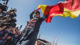 Sie ist damit seit Jutta Kleinschmidt im Jahr 2001 wieder die erste Frau, die einen Dakar-Titel erzielt.