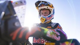 Toby Price von Red Bull KTM Factory Racing hat auf der kurzen, aber technisch anspruchsvollen fünften Etappe der Rallye Dakar 2024 eine starke Leistung gezeigt und die drittschnellste Zeit erreicht. 