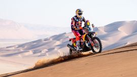 Die Red Bull KTM Factory Racing-Piloten Toby Price und Kevin Benavides haben die erste Etappe der 48-Stunden-Chrono-Etappe bei der Rallye Dakar 2024 erfolgreich beendet. 