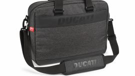Die Zusammenarbeit zwischen Ducati und Ogio wird mit der Entwicklung der Sporttaschen-Linie Urban erneuert, die die Ducatisti bei der Arbeit, auf Reisen oder in der Freizeit nutzen können.