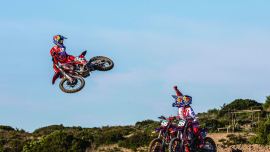 Während die Saison 2024 der FIM Motocross-Weltmeisterschaft in Sichtweite rückt, bereitet sich das Red Bull GASGAS Factory Racing Team auf das vor, was eine fantastische Saison zu werden verspricht.Während die Saison 2024 der FIM Motocross-Weltmeisterschaft in Sichtweite rückt, bereitet sich das Red Bull GASGAS Factory Racing Team auf das vor, was eine fantastische Saison zu werden verspricht.