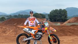 Um den Titel von Andrea Adamo in der MX2-Weltmeisterschaft 2023 gebührend zu feiern, präsentiert KTM die KTM 250 SX-F ADAMO EDITION. 