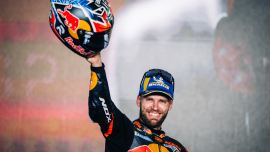 Der Grand Prix von Katar zeigte noch mehr extreme Leistungen und schnellere Rennzeiten - und Red Bull KTM Factory Racing war das Highlight in einem spannenden Eröffnungsrennen der Saison 2024.