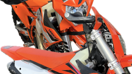 Ohne jetzt alle Neuerungen im Detail anzuführen, sind wir mit den leichtesten und aktuellen KTM EXC 300TBI und 250 -F Modellen gefahren, um den Unterschied zwischen 2 & 4 Taktmodellen zu erfahren, letztens auch um beim Red Bull Erzbergrodeo aus der ersten Reihe zu finishen. 