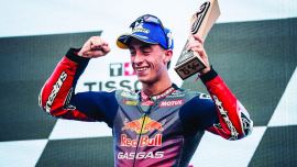 Pedro Acosta beendet die 25-Runden-Verfolgungsjagd mit drei sensationellen Überholmanövern, seinem ersten Podiumsplatz in seinem erst zweiten MotoGP-Rennen und der ersten Grand Prix-Trophäe für GASGAS!