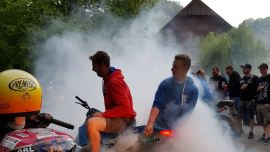 Mehr als legendär ist Tom und sein schwarzer Graben sowieso. Und der 4. Mai 2024 für jede Bikerin, Biker oder einfach Partyfan ein Pflichttermin!