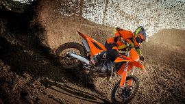 KTM bringt mit der Motocross-Baureihe 2025 die Fahrer noch näher mit ihren Bikes zusammen.