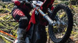 Starks neuer Werksfahrer Eddie Karlsson hat den ersten Sieg bei einem Extrem-Enduro-Rennen für sich und die VARG errungen.