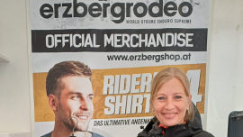 Wer am legendären Red Bull Erzbergrodeo ist, der muss auch im Merchandise Shop einfallen. Sehr leiwande Fashion in coolen Designs!