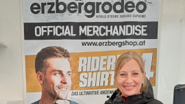 Wer am Red Bull Erzbergrodeo ist, der muss auch im Merchandise Shop einfallen. Sehr leiwande Fashion in cooles Designs!