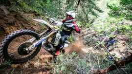 Der Österreicher Manuel Preuhs zeigt beim Enduro Panorama in der Profiklasse groß auf und fährt auf das Podium - Respekt!