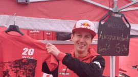 Michael Walkner steht heute um 15:00 im GASGAS Zelt für eine Autogrammstunde bereit - die beste Gelegenheit, sich gleich ein Walkner T-Shirt mit Autogramm zu holen!