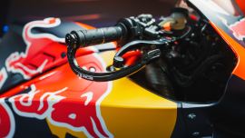 Grand Prix Sieger Enea Bastianini und Maverick Viñales bilden zusammen mit den Stars Brad Binder und Pedro Acosta ein Red Bull orangefarbenes, starkes Quartett.