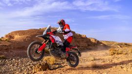 Die neue Bekleidungslinie umfasst eine atmungsaktive und schützende Touren-Enduro-Kombi für die Ducatisti, die eine DesertX Rally oder Multistrada pilotieren.