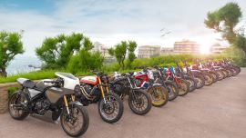 Beim Wheels and Waves Festival in Biarritz, zeigt Honda 16 Custom Bikes aus 9 europäischen Ländern – die kunstvollen Custom Versionen der CL500 stecken voller Fantasie, Kreativität und frischen Denkansätzen. 