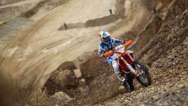 On the second Red Bull Erzbergrodeo race day, the largest and most colourful starting field in motorcycle offroad racing entered the high-speed battle against the ‘mountain of iron’ with more than 1,300 participants. 