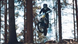 Husqvarna Mobility freut sich, seine acht Modelle umfassende Enduro-Modellpalette für 2025 bekannt zu geben.