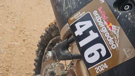 Bernhard Schmidtmayr hat sich für das heutige Rennen mit der Startnummer 416 qualifiziert - und tritt auf einem 2-Zylinder Bike an. Wie weit wird er es schaffen?