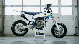 Mit zahlreichen Updates für das neue Modelljahr setzt der dieses Modell weiterhin den Maßstab für reine Supermoto-Performance.