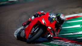 Große Emotionen und Adrenalin garantiert: Die neue Panigale V4 verfügt über ein noch besseres Leistungsgewicht und erreicht dank der Gewichtsreduzierungen und einem leistungsstarken Motor einen Wert von 1,15 PS pro Kilogramm!