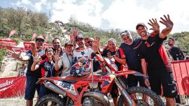 Manuel Lettenbichler von Red Bull KTM Factory Racing hat die Red Bull Romaniacs 2024, die vierte Runde der FIM Hard Enduro World Championship, fulminant gewonnen. 