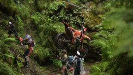 Lettenbichler holt am Offroad Tag 1 unglaubliche 28 min (!) Vorsprung heraus, Walkner knapp an der Podiumsplatzierung dran - was für ein Thriller!