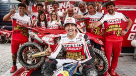Eine Runde vor Schluss hat Andrea Verona von GASGAS Factory Racing die FIM Enduro2-Weltmeisterschaft gewonnen, nachdem er an beiden Tagen des GP von Wales die Zeitenliste angeführt hat.