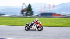 396 Motorradrennfahrer und 30 (!) Rennfahrerinnen fightet zwei Tage lang bei hochsommerlichen Temperaturen um Ehre, Lorbeerkranz und Pokal beim „21. Internationalen Rupert Hollaus Rennen | RACING DAYS 2024“ am Red Bull Ring.