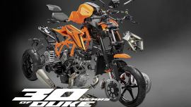 Die KTM DUKE ist ein Statement für Leistung, Agilität und Adrenalin. Zum 30. Geburtstag widmet die KTM Motohall der Straßenikone eine spektakuläre Sonderausstellung.