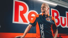 KTM wird das Red Bull KTM Factory Racing MotoGP-Team für 2025 und darüber hinaus verstärken, indem man sich mit dem langjährigen Freund und Verbündeten Aki Ajo auf die Position des Teammanagers geeinigt hat.KTM wird das Red Bull KTM Factory Racing MotoGP-Team für 2025 und darüber hinaus verstärken, indem man sich mit dem langjährigen Freund und Verbündeten Aki Ajo auf die Position des Teammanagers geeinigt hat.