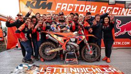 Mit einem dritten Platz in Spanien nach einem unglaublich harten Rennen im felsigen Gelände in der Nähe von Aguilar de Campoo sicherte sich Mani den Titel am letzten Renntag der Hard Enduro Saison.