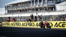 Nicolò Bulega gewann das Rennen, indem er Razgatlioglu (BMW) im Fotofinish mit einem Vorsprung von 3 Tausendstelsekunden besiegte, dem niedrigsten jemals in der Superbike-Klasse gemessenen Wert. 