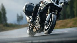 Der BATTLAX SPORT TOURING T33 ist ein Sporttouring-Reifen der nächsten Generation, der die notwendige Tourenleistung seines Vorgängers, des BATTLAX SPORT TOURING T32, beibehält und gleichzeitig seine Laufleistung um 47 % verbessert.