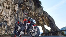 Anlässlich des 80. Jahrestages seiner Gründung präsentiert MV Agusta sechs Sondermodelle, die jeweils an der Lasergravur auf der Gabelbrücke oder dem Tankschutzblech - 1 von 500 - sowie an exklusiven Farbgebungen zu erkennen sind. 