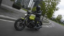 Für das Jahr 2025 bietet die Moto Guzzi V7-Baureihe wichtige Neuerungen im Design und in der technischen Ausstattung und erweitert sich um die Rückkehr eines legendären Namens. 