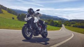 Zwei Jahre nach ihrer Markteinführung wird die Honda CB750 Hornet mit einem neuen geteilten Frontscheinwerfer und einer neu gestalteten Frontmaske sowie einigen technischen Raffinessen aktualisiert. 