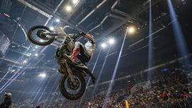 Der Husqvarna Factory Racing-Star holt zwei Siege aus drei Rennen und übernimmt die frühe Führung in der Meisterschaft.