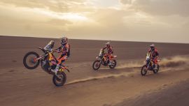 Das dreiköpfige Team von Red Bull KTM Factory Racing, bestehend aus Kevin Benavides, Luciano Benavides und Daniel Sanders, ist bereit, die Rallye Dakar 2025 in der RallyGP-Klasse zu bestreiten. 