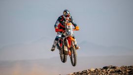 Trotz Regen, Sturm, Sturz und verbogenem Lenker den P2 Rally2 und Overall P12 zu holen ist mehr als mächtig. Wohlgemerkt kein Werksmotorrad, wie die anderen Rider. Sensationell und unglaublich.