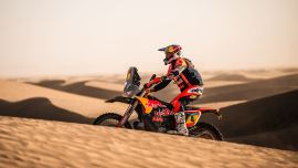 Daniel Sanders von Red Bull KTM Factory Racing lieferte auf der vierten Etappe der Rallye Dakar 2025 eine herausragende Leistung ab, holte seinen dritten Etappensieg und baute seine Führung in der Gesamtwertung auf 13 Minuten aus.