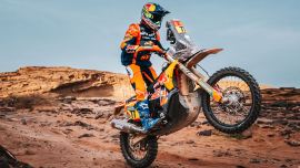 Luciano Benavides von Red Bull KTM Factory Racing hat am letzten Tag der ersten Woche der Rallye Dakar 2025 einen beeindruckenden Etappensieg errungen, der ihn nach fünf Etappen auf den siebten Gesamtrang brachte.
