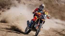Daniel Sanders von Red Bull KTM Factory Racing hat bei der Rallye Dakar 2025 die erste Etappe in Bisha mit Bravour gewonnen.