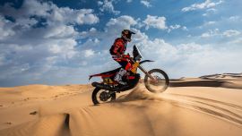 Daniel Sanders von Red Bull KTM Factory Racing holte sich auf der siebten Etappe der Rallye Dakar 2025 seinen vierten Etappensieg und baute seinen Vorsprung in der Gesamtwertung auf über 15 Minuten aus - der bisher größte Vorsprung. 