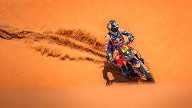 Luciano Benavides von Red Bull KTM Factory Racing hat auf der verkürzten 11. Etappe der Rallye Dakar 2025 einen beeindruckenden zweiten Platz erreicht.