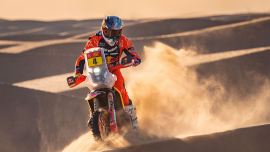 Daniel Sanders von Red Bull KTM Factory Racing hat die extrem anspruchsvolle 48-Stunden-Chrono-Etappe gewonnen und seine Führung bei der Rallye nach zwei Etappen auf über 12 Minuten ausgebaut.